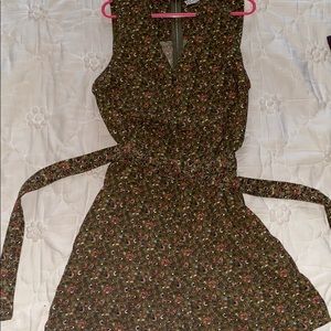 Super cute Abercrombie swamp green romper